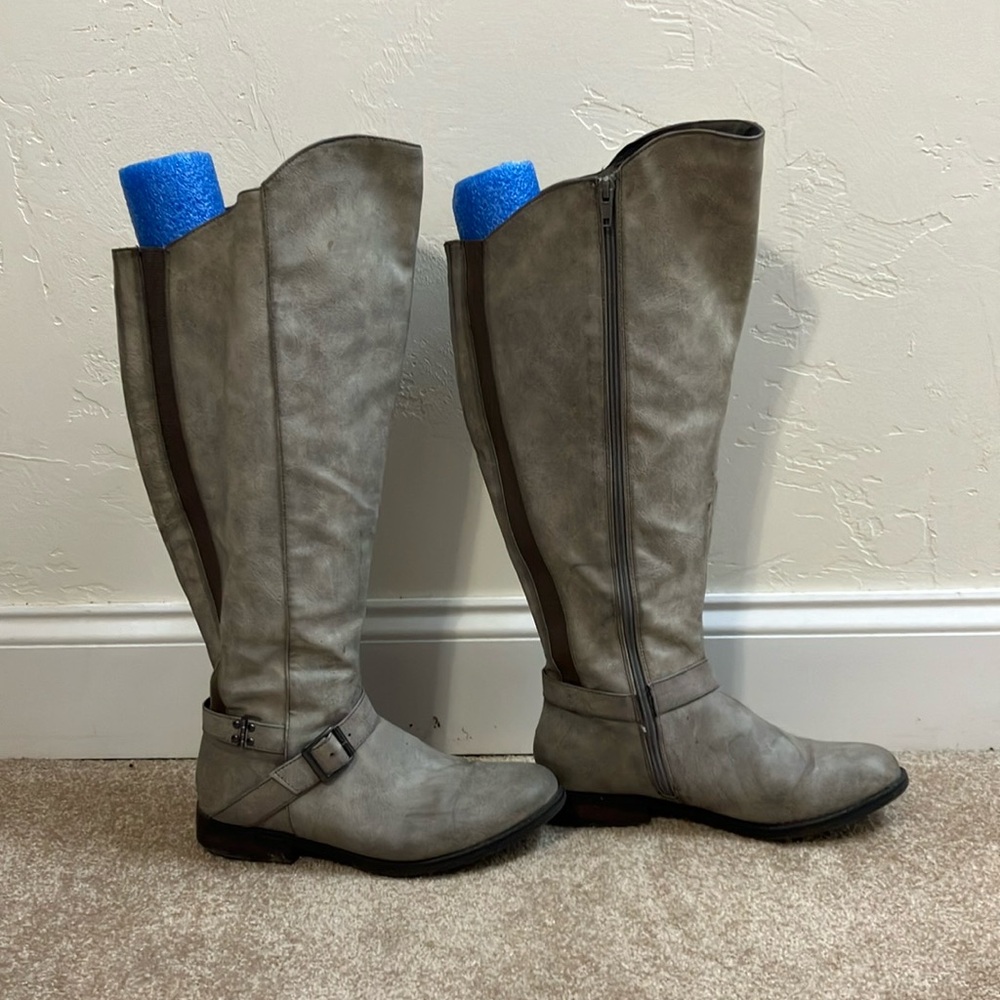 Light gray tall boots